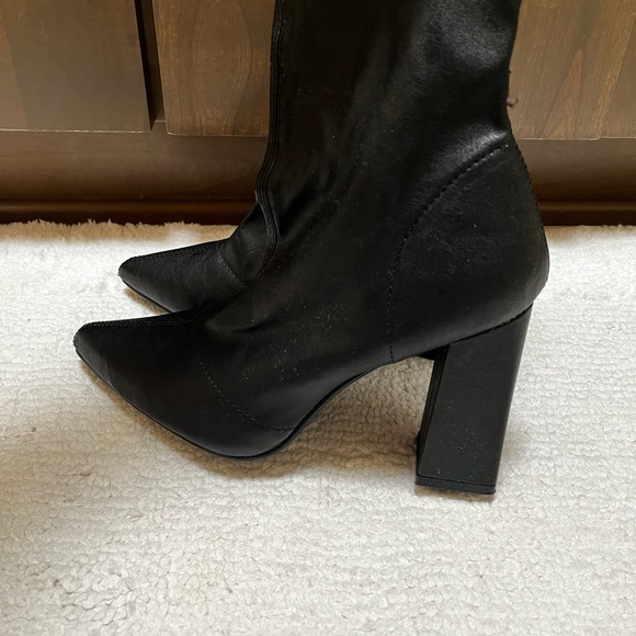 Black pointed boots. - Picture 3 of 7